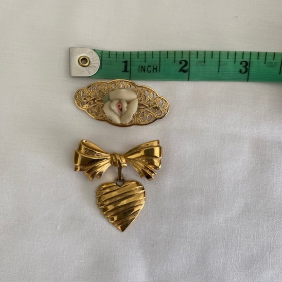 BUNDLE Avon Gold Tone Ribbon Heart/Gold Tone Filigree Ceramic Rose Brooches - Picture 6 of 7